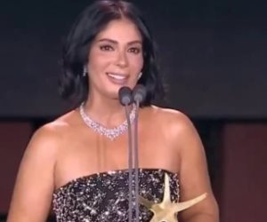 منح منى زكي جائزة الإنجاز الإبداعى بحفل افتتاح تاسع دورات مهرجان الجونة