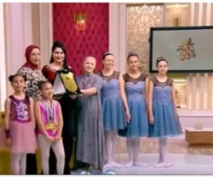 هبة عبد الفتاح تهدي مدربات الباليه ولاعباته درع الموهوبين فى جوهرة مصرية