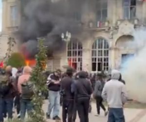 فرنسا تشتعل.. الآلاف يتظاهرون احتجاجا على ارتفاع تكاليف المعيشة (فيديو)