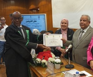 كلية الدراسات الأفريقية العليا بجامعة القاهرة تكرم الباحث محمد صالح دركلي لتفوقه البحثي