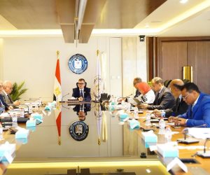 وزير التخطيط يبحث الاستغلال الأمثل لأصول بنك الاستثمار القومي
