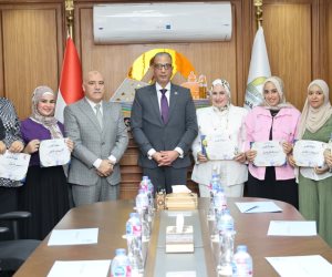 محافظ الجيزة يكرم فريق تمريض مستشفى الحوامدية لأمانتهن في الحفاظ على أموال مريض فاقد الوعي