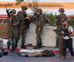 مشاهد اشتباك مسلح فى الضفة الغربية بين مسلحين فلسطينيين وقوات إسرائيلية وإصابة 6 جنود         