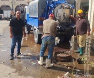 استعدادا لفصل الشتاء.. إدارة الأزمات بمجلس مدينة العريش تطهر غرف تصريف مياه الأمطار بالشوارع الرئيسية