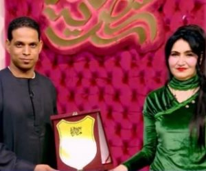 هبة عبد الفتاح تكرم بركات حمزة بـ«درع المبدعين» تقديرا لإبداعه في فن النحت