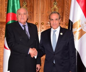 وزير الخارجية يبحث مع نظيره الجزائري دفع التعاون الثنائي والتنسيق إزاء القضايا الإقليمية