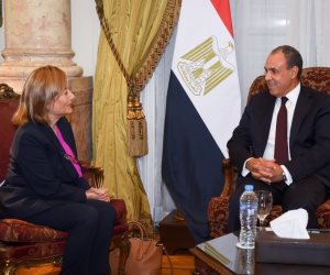 وزير الخارجية يؤكد لنائبة رئيس بنك الاستثمار الأوروبي التزام الحكومة بمواصلة تنفيذ برنامج الإصلاح 