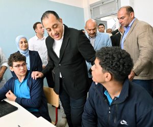 رئيس الوزراء يجرى حوارا مع طلاب مدرسة STEM ويتجول بغرف الإقامة للاطمئنان على جودتها