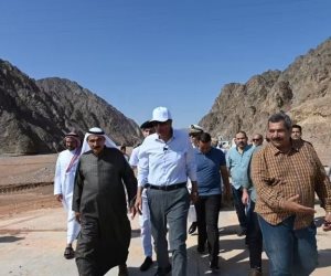 محافظ جنوب سيناء يتابع ميدانيًا تداعيات السيول بنويبع ويشيد بجهود وزارة الري في حماية المنشآت وسحب مياه الأمطار (صور) 