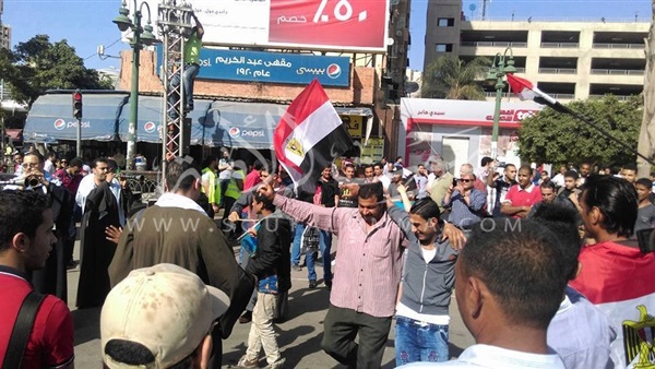 بالصور.. أهالى الإسكندرية يرقصون على الأغانى الوطنية بـ«القائد إبراهيم»