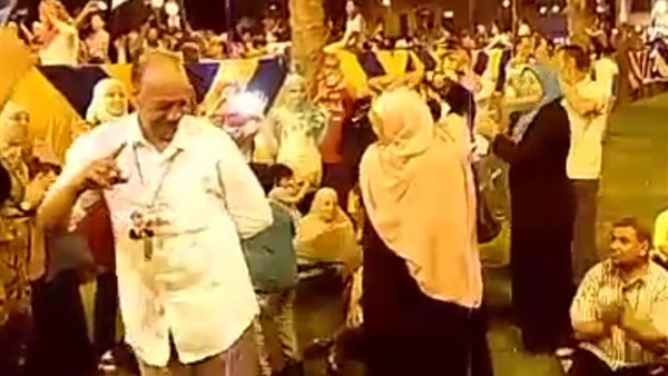 بالفيديو.. «وصلة رقص» بين رجل وسيدة على أنغام «أما براوة» بقصر عابدين
