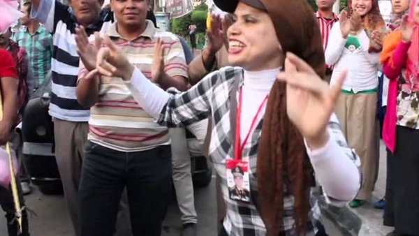 بالفيديو.. وصلة رقص بلدي لـ«فتاة» بميدان مصطفى محمود