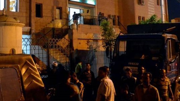 مشادات بين أهالي المقبوض عليهم والأمن في قسم شرطة الدقي