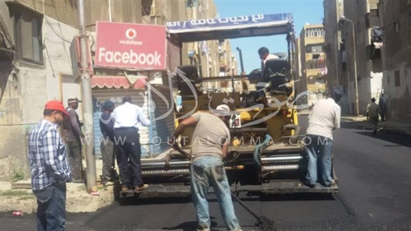 بالصور.. رصف وترميم الطرق بمنطقة السلام ببورسعيد 