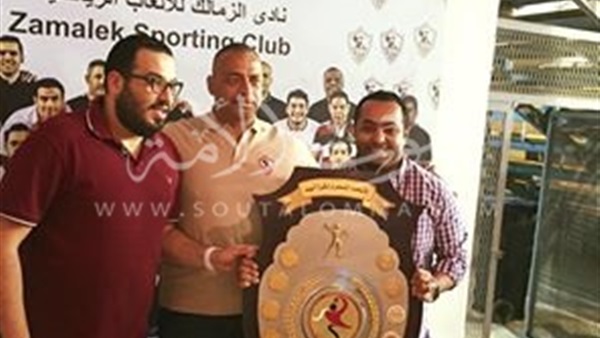 ثلاثي مجلس الزمالك يحتفلون بدرع دوري «اليد»