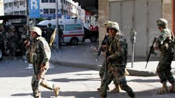 الجيش اللبناني يوقف 11 شخصا سوريا للاشتباه في إنتمائهم