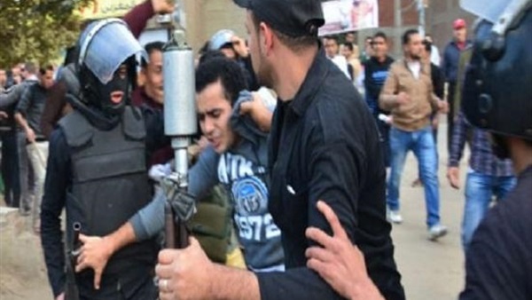 نيابة قصر النيل تأمر بحجز 53 شابًا للتظاهر بدون تصريح في 25 أبريل