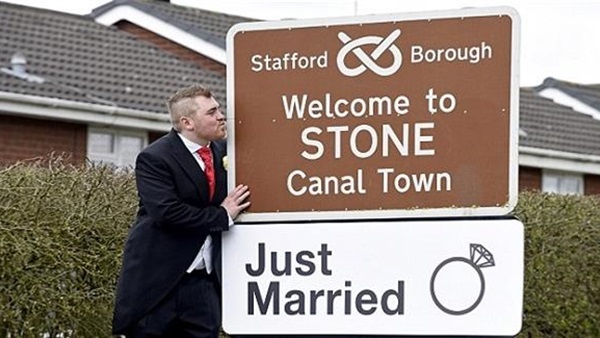 بريطاني يتزوج من البلدة التي يعيش فيها