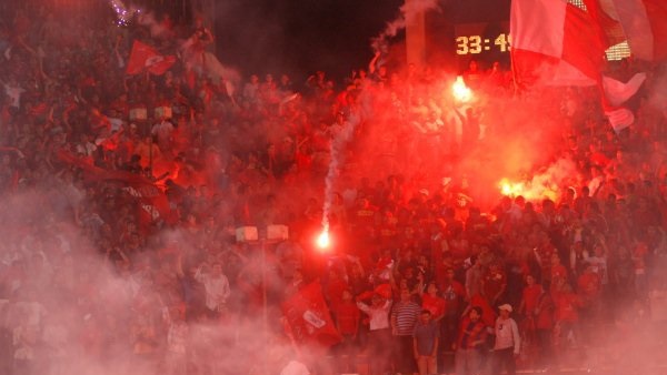 جماهير الأهلي تطلق الألعاب النارية  أمام النادي احتفالا بـ«السوبر» 