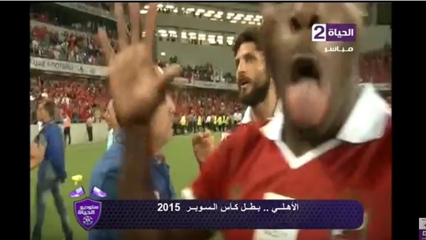 بالفيديو.. لاعبو الأهلي يداعبون «حسام غالي» بحركات كوميدية  