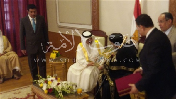 بالصور.. البابا تواضروس يهدي صورة «العائلة المقدسة» للعاهل البحريني