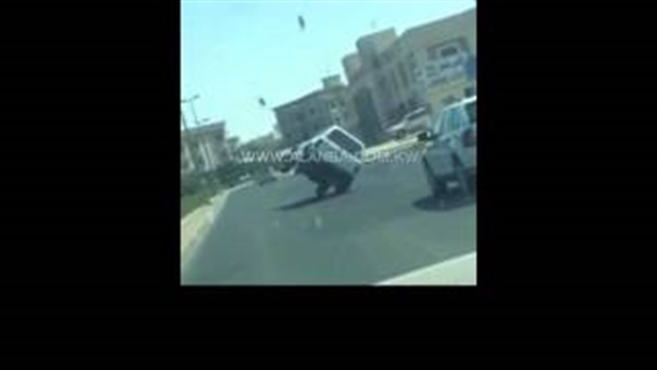 بالفيديو.. رجل يسير بسيارته على إطارين في الكويت