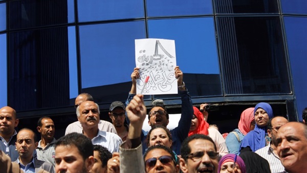 بالفيديو .. الصحفيون يتظاهرون بـ«الأقلام» أمام النقابة