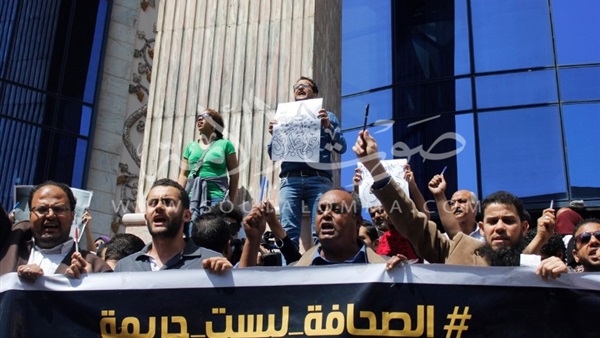 بالفيديو والصور.. الصحفيون يرفعون «الكاميرا والأقلام» أمام «القضاء العالي»