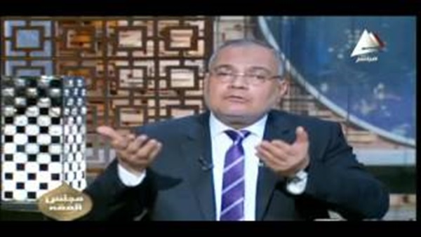 بالفيديو.. أستاذ فقة: «لا يحق للرجل الخروج دون إذن زوجته»