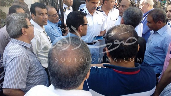 بالصور..الأمن يصل مقر «الوفد» عقب اقتحام أنصار «بدراوي» 