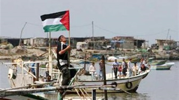 صيادو غزة.. «خيبة أمل» و«رزق شحيح» تَجُره الأميال التسعة