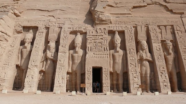 مؤتمر علمي يوصي بالبدء في إنقاذ معبد «حتحور» بسرابيط الخادم