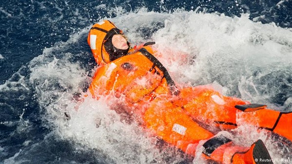 وزيرة الهجرة النرويجية تلقي بنفسها في البحر