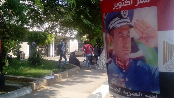 بالصور... بدء توافد أنصار مبارك  لمستشفى المعادي العسكري  للإحتفال بإنتصارات أكتوبر 