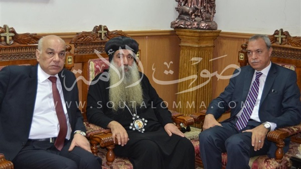 بالصور.. محافظ قنا يقدم التهنئة للأقباط بمناسبة أعياد القيامة المجيدة