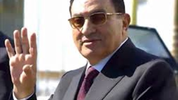 بالفيديو.. مواطنة تنهال بالقبلات  على صورة "مبارك" 