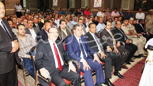 بالفيديو والصور.. محافظ بني سويف يشارك «الأقباط» أحتفالاتهم بـ«عيد القيامة»