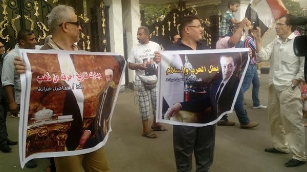 أنصار مبارك يحتفلون بذكرى انتصارات أكتوبر أمام «المعادى العسكرى» 