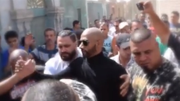 بالفيديو.. فوضى بـ«السيدة عائشة» بسبب «محمد رمضان»