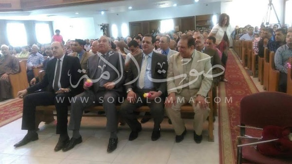 بالصور.. محافظ المنيا يقدم التهنئة للإخوة الأقباط 