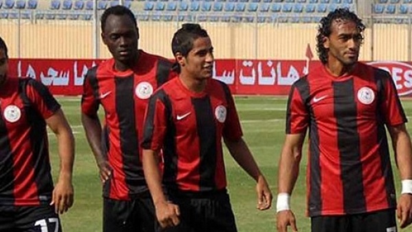 حكم مباراة مصر المقاصة والداخلية يوقف اللقاء "بسبب الحرارة العالية"