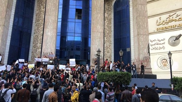شهود عيان: قوات الأمن أخترقت النقابة بالزي المدني