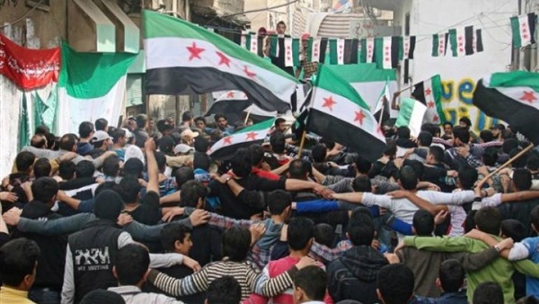 خبراء المفرقعات يفككون قنبلة  بمحيط قسم شرطة الأزبكية  قبل إنفجارها 