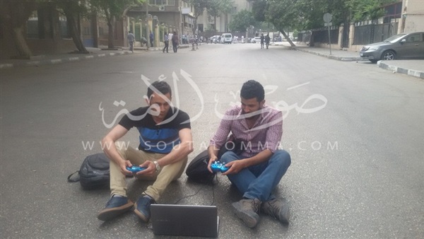 بالصور.. الصحفيون يتحدون الأمن بـ«البلاي ستيشن» أمام النقابة