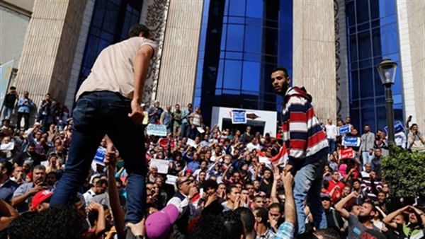 بالفيديو.. صرخات الصحفيين تملاء محيط النقابة عقب تمديد حبس «بدر والسقا»