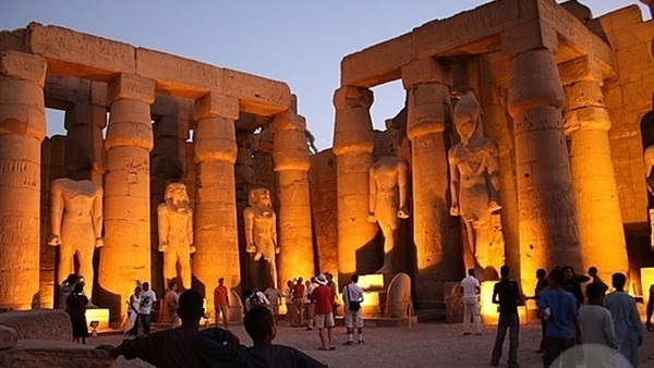 وفد صحفي ماليزي يغادر الأقصر بعد زيارة للمناطق الأثرية 