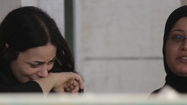 بالصور..لحظة انهيار ابنة «وائل نور»