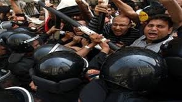 الأمن يشتبك مع المتظاهرين أمام نقابة الصحفيين