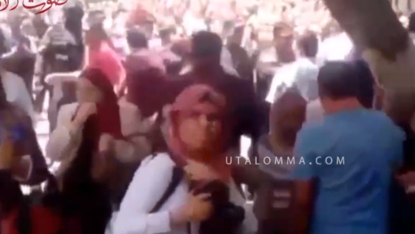 بالفيديو.. كلاكيت تالت مرة «الصحفيين» يخترقوا الحاجز الأمني بمساعدة «المحامين»