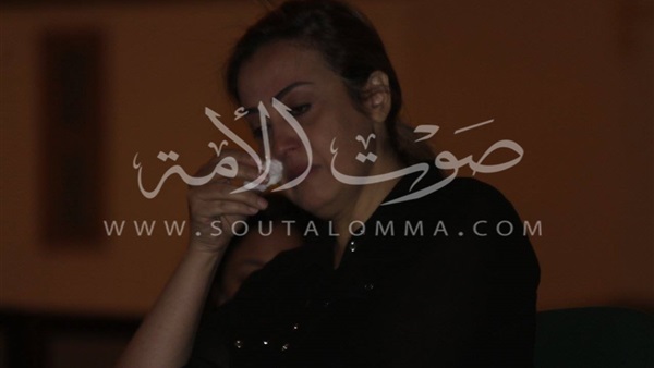 بالصور.. إنهيار شرين وجدى فى عزاء والدها